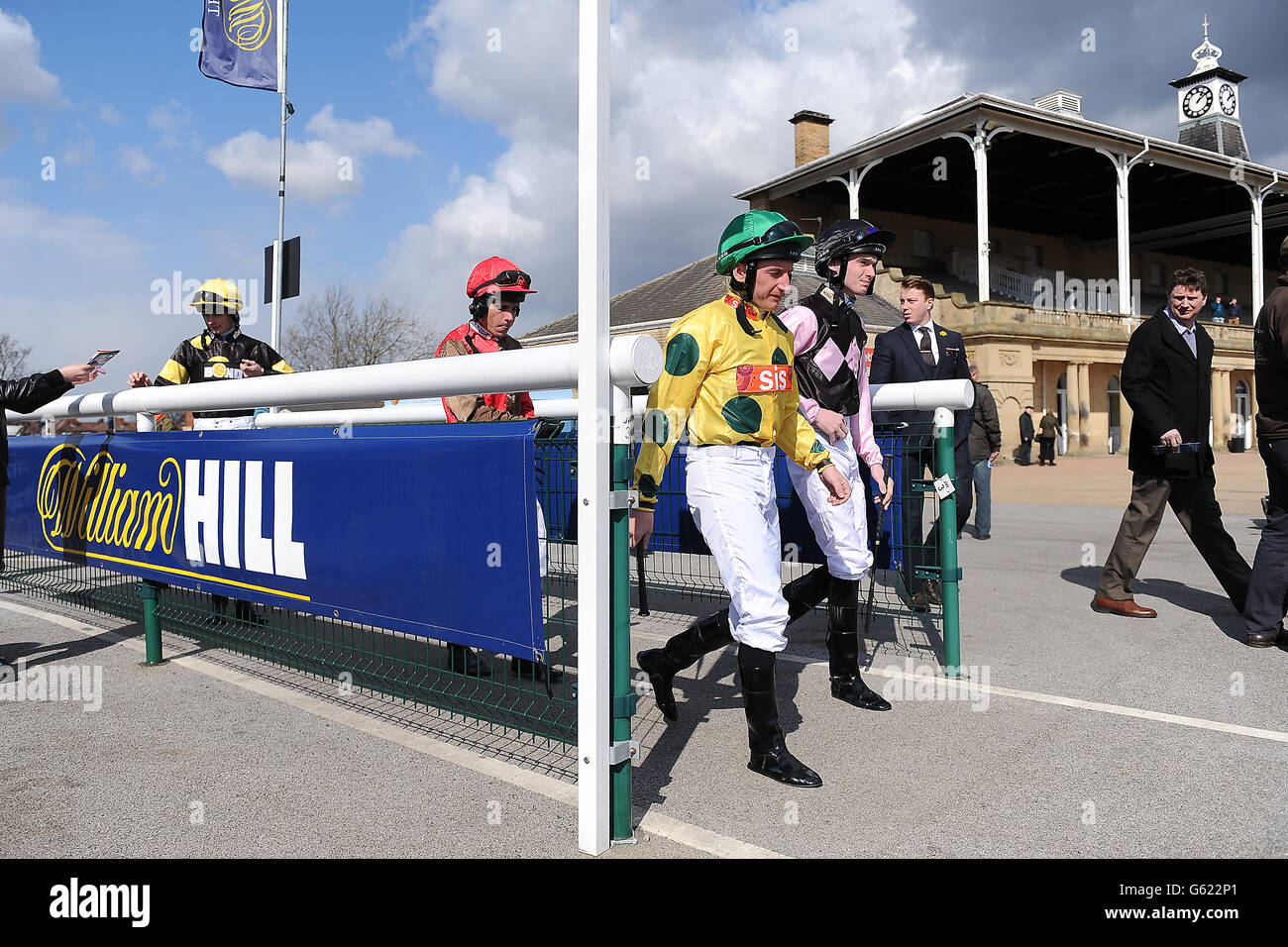 Courses hippiques - William Hill Lincoln Day - Hippodrome de Doncaster.Des jockeys sur le chemin de la parade anneau avant son tour sur Shropshire dans le William Hill-No 1 téléchargé l'application de pari handicap Banque D'Images