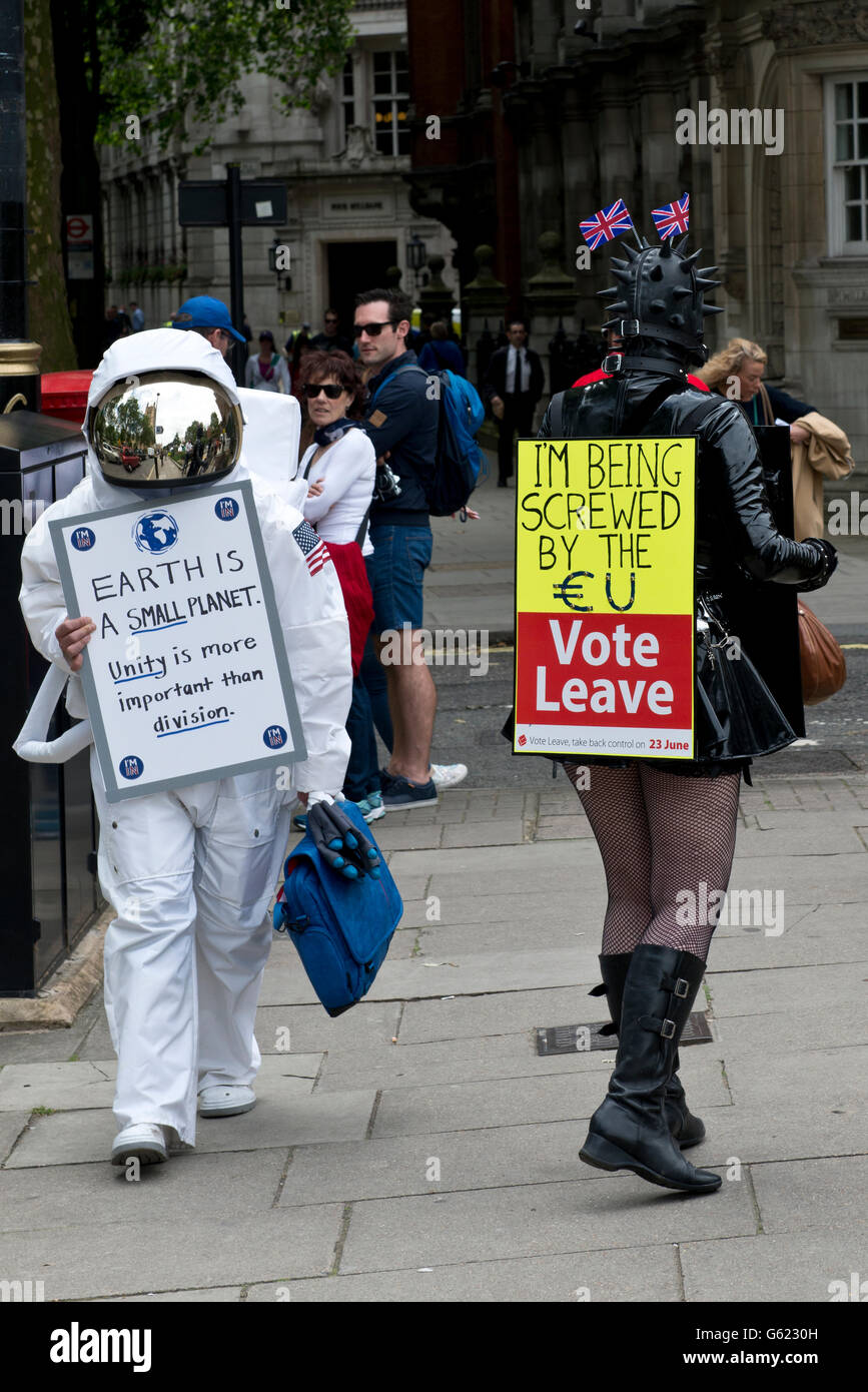 Les militants pour les deux et arrière en utilisant leurs propres moyens originaux pour faire passer le message à l'extérieur des maisons du Parlement, Londres. Banque D'Images