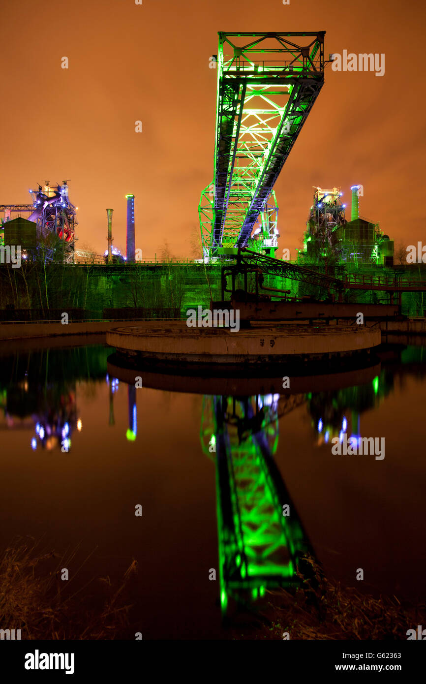 Steel works allumé avec éclairage vert, North Duisburg Landschaftspark Nord, parc paysage, Duisburg, Ruhr Banque D'Images