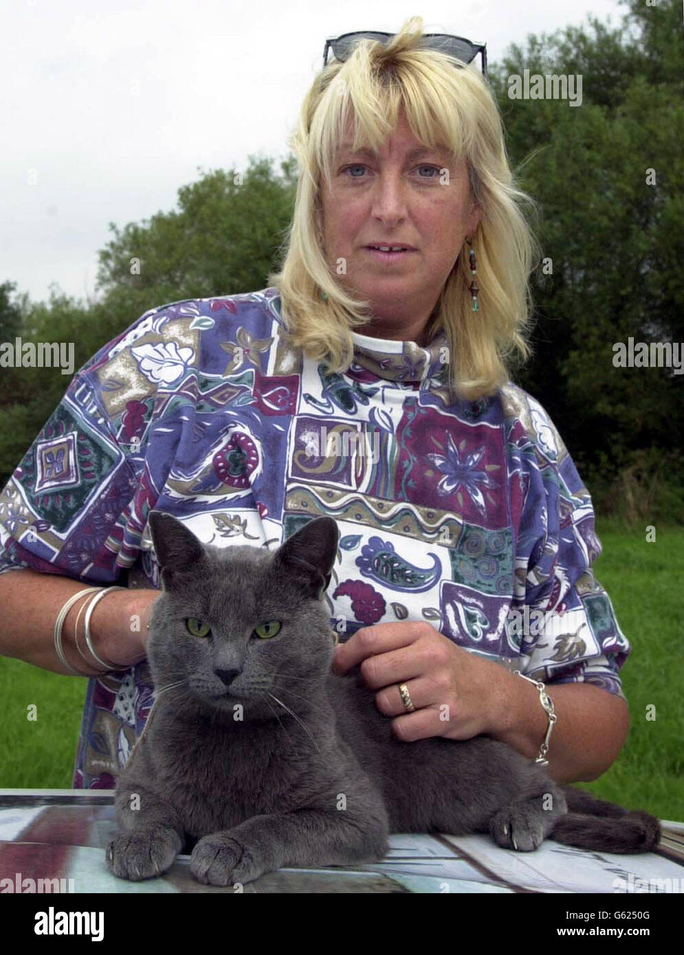 Jane Edwards avec son chat 'Smokey' qui a été attaqué par un grand chat, à Goldcliff près de Newport, Glent. Une zone de terre a été fermée après qu'un animal ressemblant à une panthère ait été repéré en roaming autour, a déclaré la police. *....les agents des armes à feu ont été mobilisés après que l'animal noir de jais a été repéré par un membre du public dans la région de Goldcliff à Newport, au sud du pays de Galles, à 8h30. Le zoo de Bristol était en liaison avec la RSPCA et les gardes de campagne pour attraper la bête. Banque D'Images
