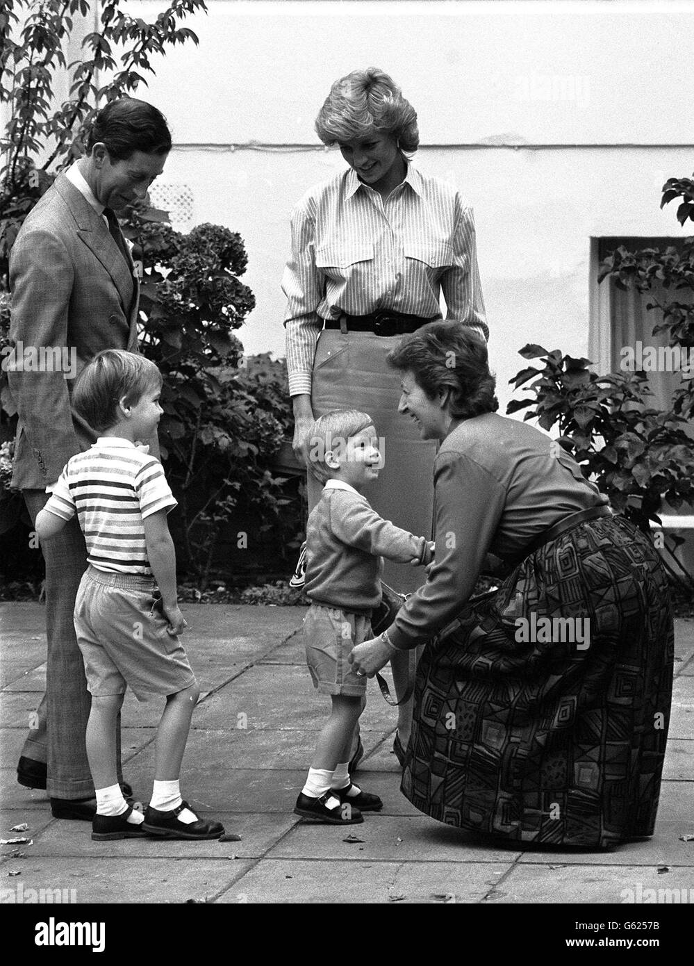 Le prince et la princesse de Galles et le grand frère William, disent Au revoir au prince Harry, âgé de trois ans, alors qu'il serre la main avec Mme Jane Mynors avant de commencer sa première journée à son jardin d'enfants aux villas Chepstow, à l'ouest de Londres. Banque D'Images