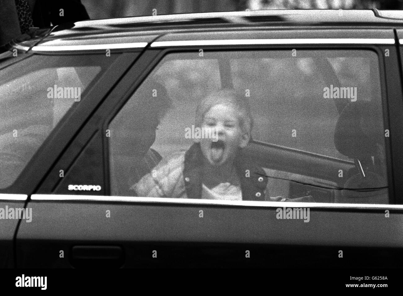 Le Prince Harry arrive à sa maternelle à l'ouest de Londres et accueille les photographes de façon royale. Plus tard, il est apparu dans la pièce de nativité de l'école, qui a été surveillée par ses parents. Banque D'Images