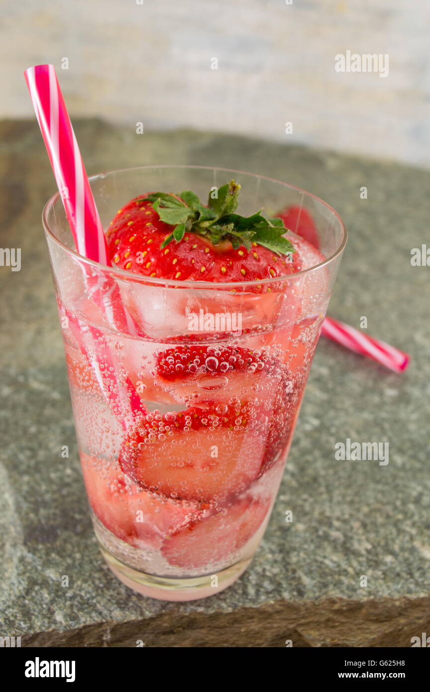 Jus de fraises froide avec des glaçons pour une chaude journée d'été Banque D'Images