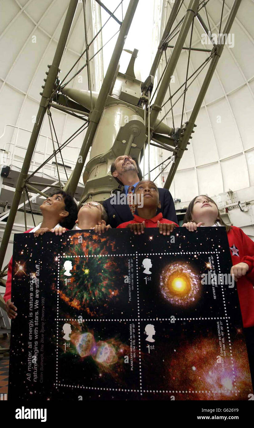 Le Dr Robin Catchpole, astronome de l'Observatoire royal et les écoliers de l'école primaire Star de Canning Town à Londres, participent au lancement des timbres d'astronomie du Royal Mail à l'Observatoire royal de Londres. *...l'émission de timbres du Royal Mail est en vente le 24 septembre dans les bureaux de poste autour du Royaume-Uni. De gauche à droite ; Nicola Pirt, 7, Lennie Tokeeley, 8, Ryan Ince, 9 ans, et Shanee Hapuarachi, 10 ans. Banque D'Images