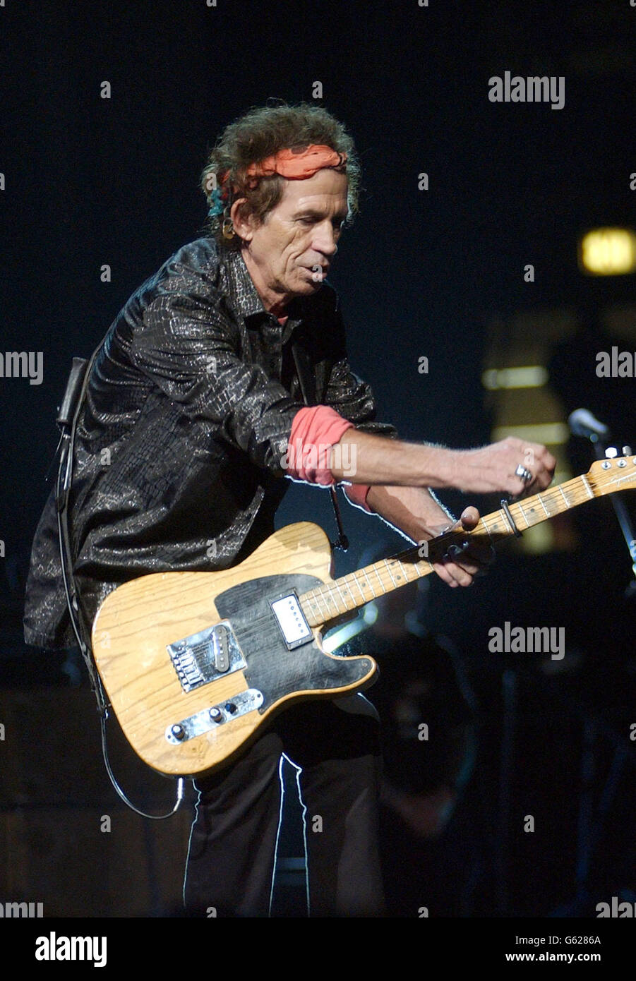 Keith Richards et les Rolling Stones se jouent lors de leur licks Wold Tour à Madison Square Garden à New York City, États-Unis.* 01/10/02 le guitariste Rolling Stones Keith Richards apprendra aujourd'hui s'il a gagné sa bataille pour protéger l'intimité de sa maison de pays en ramenant un sentier.Le rocker de 60 ans, actuellement en tournée en Amérique, veut que le chemin s'éloigne de sa retraite rurale dans le West Sussex, qu'il a achetée en 1966, et où un an plus tard, lui et le frontman des pierres Mick Jagger ont été arrêtés par la police lors d'un raid de drogue. Banque D'Images