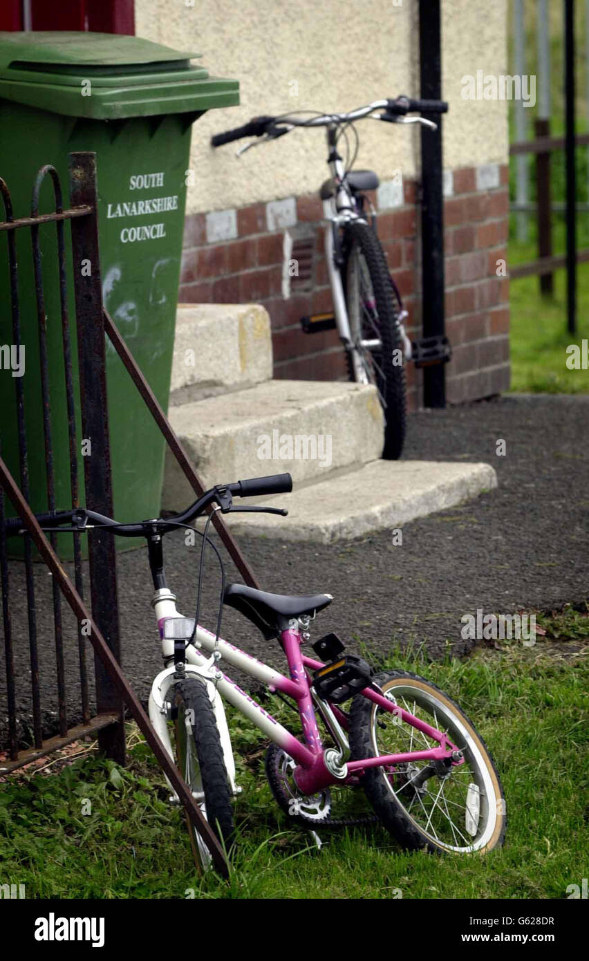 Deux bicyclettes pour enfants se trouvent à l'extérieur d'une maison à Stonehouse, dans le Lanarkshire, où Louise Gilmour, âgée de 10 ans, a été découverte avec le corps de sa sœur de six ans, Erin, UNE femme de 36 ans qui était également présente dans la maison, a été emmenée à l'hôpital. * où la police a dit qu'elle était détenue sous observation. Louise est actuellement au Southern General Hospital de Glasgow où son état a été décrit comme grave mais stable. Banque D'Images