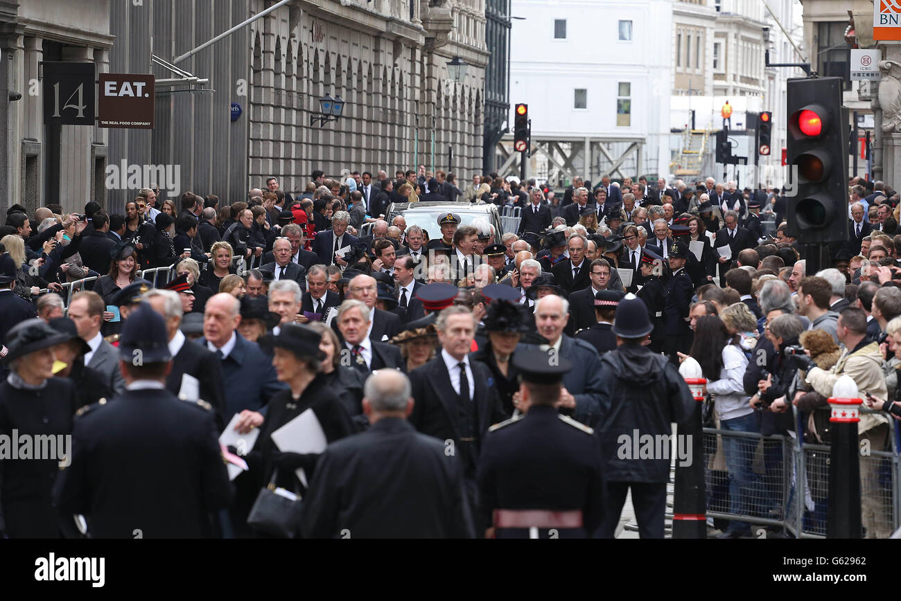 Les gens qui arrivent au Guildhall pour une réception d'amis et de la famille de la baronne Thatcher, sous l'égide de la City of London Corporation, après son service funéraire à la cathédrale St Paul, dans le centre de Londres. Banque D'Images