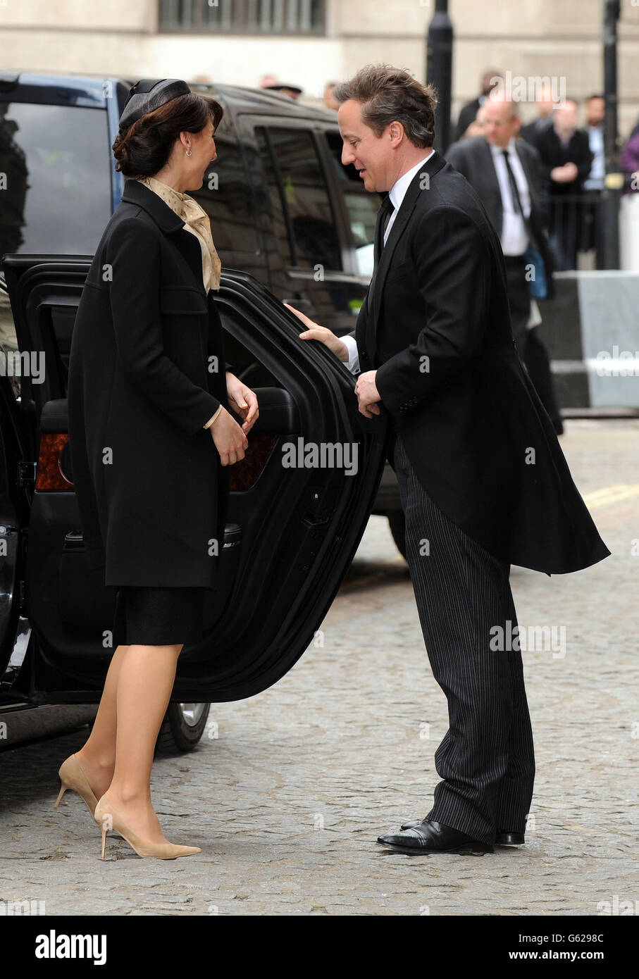 Le Premier ministre David Cameron et sa femme Samantha arrivent pour une réception à la Mansion House, dans la ville de Londres, pour les dignitaires étrangers après les funérailles de la baronne Thatcher, à la cathédrale Saint-Paul, dans le centre de Londres. Banque D'Images