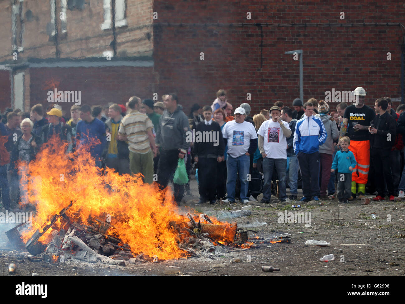 Les manifestants ont incendié un cercueil contenant une effigie de Margaret Thatcher après une marche de protestation le jour de ses funérailles. Banque D'Images