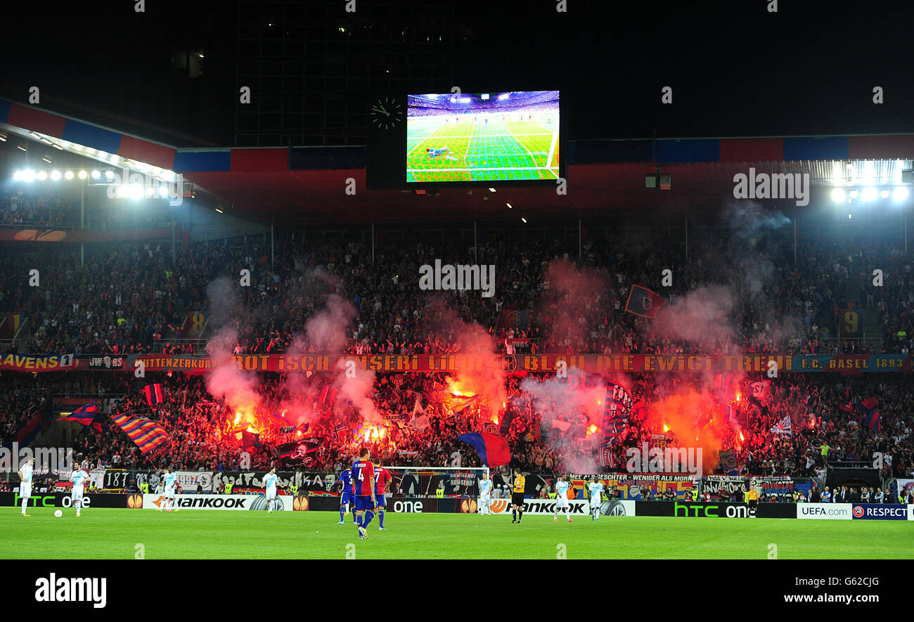 Football - UEFA Europa League - semi final - First Leg - FC Basel / Chelsea - St Jakob-Park. Vue générale comme les fans de Bâle célèbrent dans les tribunes Banque D'Images Football - UEFA Europa League - semi final - First Leg - FC Basel / Chelsea - St Jakob-Park. Vue générale comme les fans de Bâle célèbrent dans les tribunes Banque D'Images