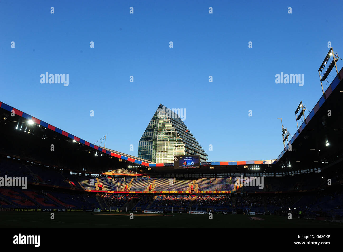 Football - UEFA Europa League - semi final - First Leg - FC Basel / Chelsea - St Jakob-Park. Vue générale sur le parc St Jakob du FC Bâle Banque D'Images Football - UEFA Europa League - semi final - First Leg - FC Basel / Chelsea - St Jakob-Park. Vue générale sur le parc St Jakob du FC Bâle Banque D'Images
