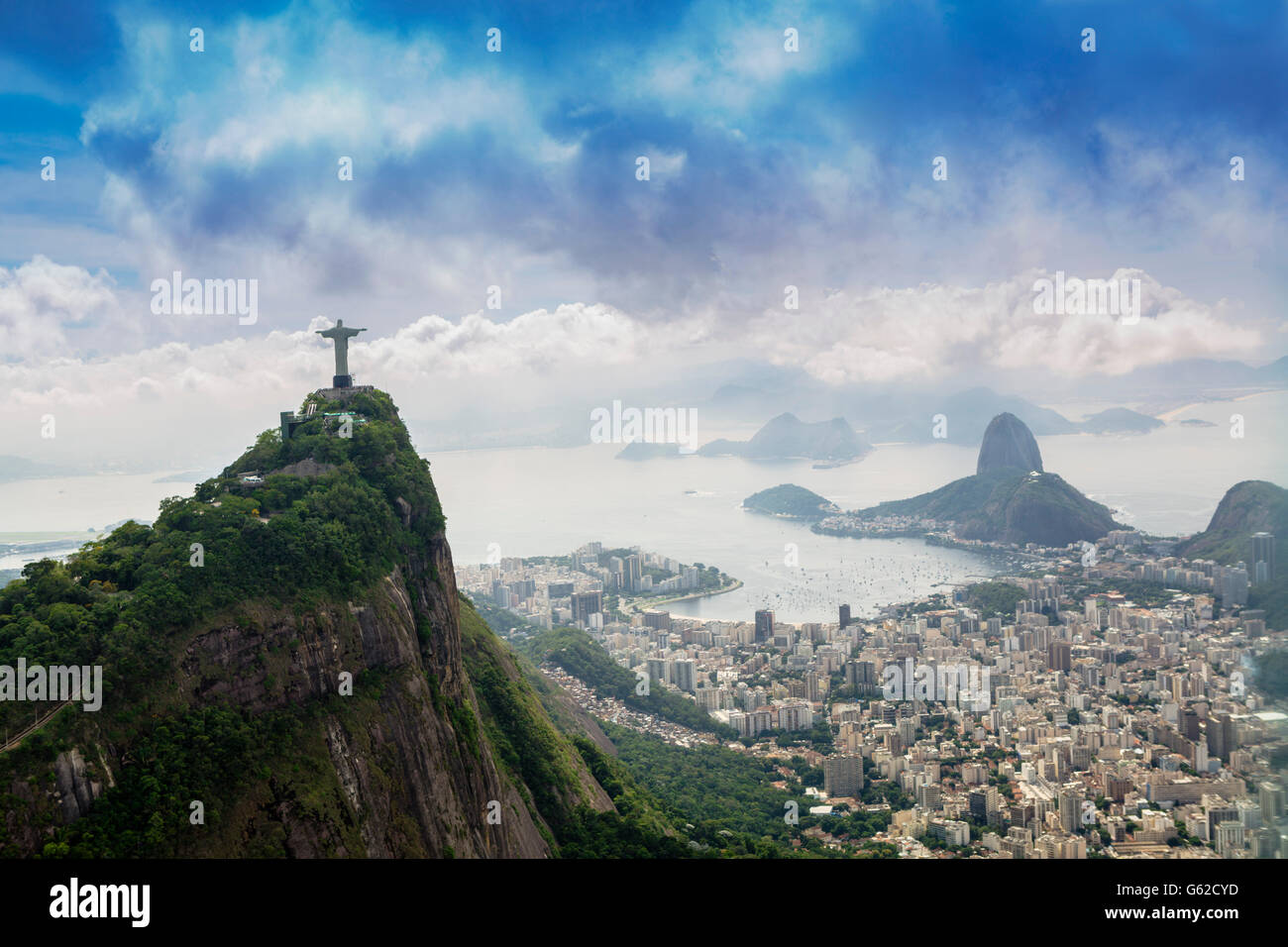 La liste de l'UNESCO paysage de Rio de Janeiro, avec le Christ Rédempteur (Cristo Redentor) statue sur le Corcovado, le Pain de Sucre et Banque D'Images