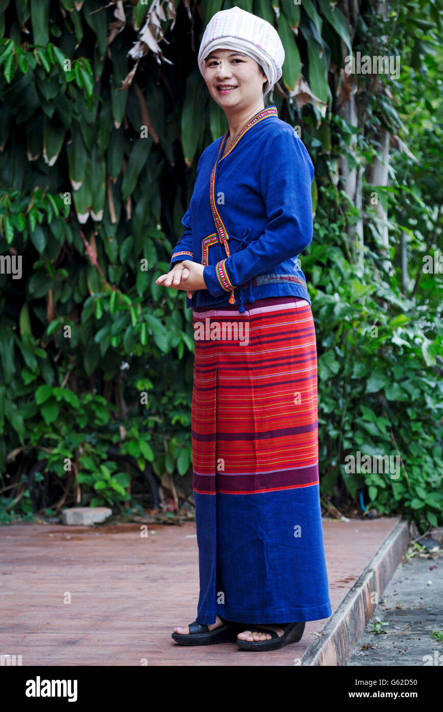 Thaïlande, Nord de la Thaïlande, région de Chiang Mai. A Tai lue (alias Thai  lue / Tai le / Tai Lü / Dai) femme indigène en robe traditionnelle souriant  à la caméra