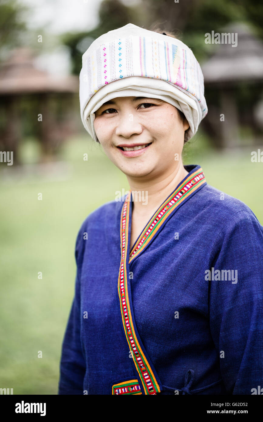 Thaïlande, Nord de la Thaïlande, région de Chiang Mai. A Tai lue (alias Thai lue / Tai le / Tai Lü / Dai) femme indigène en robe traditionnelle souriant à la caméra Banque D'Images
