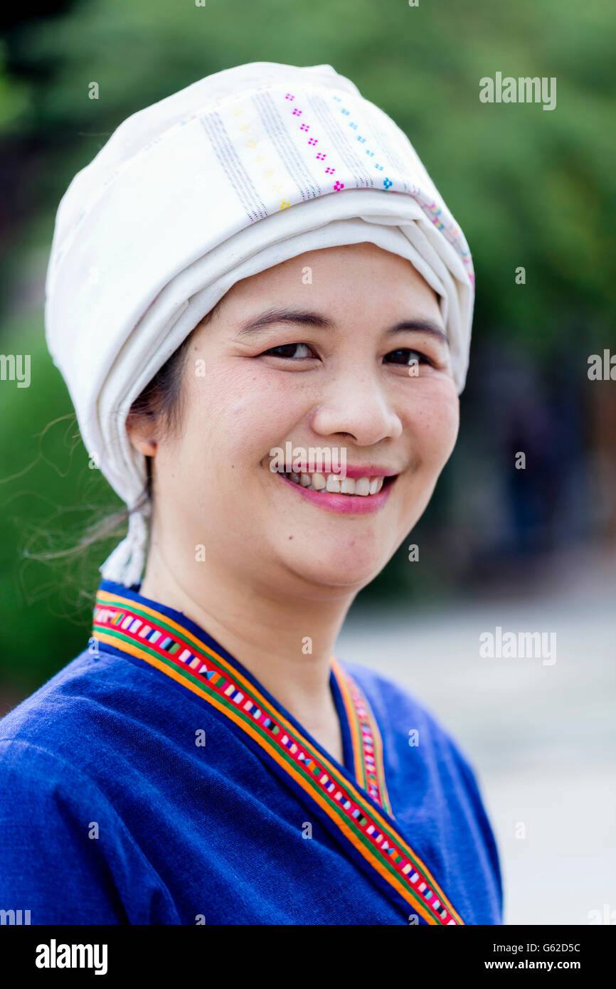 Thaïlande, Nord de la Thaïlande, région de Chiang Mai. A Tai lue (alias Thai  lue / Tai le / Tai Lü / Dai) femme indigène en robe traditionnelle souriant  à la caméra