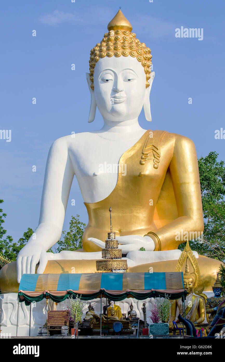 17 mètres, Géant, grand Bouddha du Wat Phra That Doi Kham (Temple de la montagne d'Or), un temple bouddhiste de Chiang Mai, Thaïlande Banque D'Images