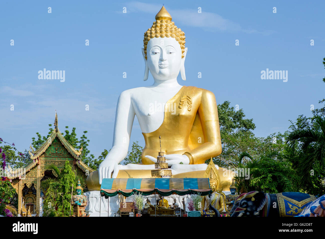 17 mètres, Géant, grand Bouddha du Wat Phra That Doi Kham (Temple de la montagne d'Or), un temple bouddhiste de Chiang Mai, Thaïlande Banque D'Images 17 mètres, Géant, grand Bouddha du Wat Phra That Doi Kham (Temple de la montagne d'Or), un temple bouddhiste de Chiang Mai, Thaïlande Banque D'Images