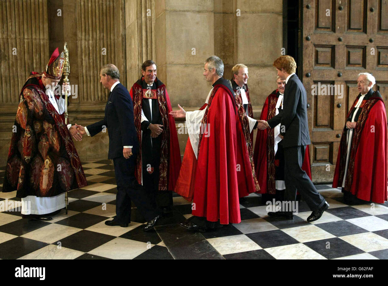 Le prince de Galles et le prince Harry arrivent au service du 11 septembre à la cathédrale Saint-Paul de Londres. * où ils assisteront au service du souvenir et de la commémoration pour ceux qui sont morts il y a un an dans des attaques terroristes sur New York, Washington et Pennsylvanie. Pendant le service, 3,000 pétales de rose blancs représentant ceux qui sont morts ce jour-là sont libérés de la galerie Whispering de la cathédrale. Ensuite, le prince Charles et le prince Harry rencontreront les parents des 67 victimes britanniques. Banque D'Images