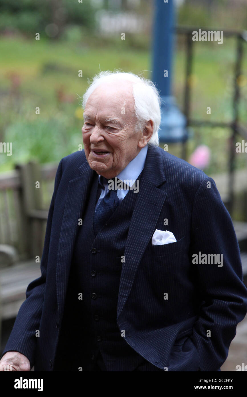 Tony Britton arrive au monument commémoratif de l'actrice Dinah Sheridan à l'église St Paul, dans le centre de Londres. Banque D'Images