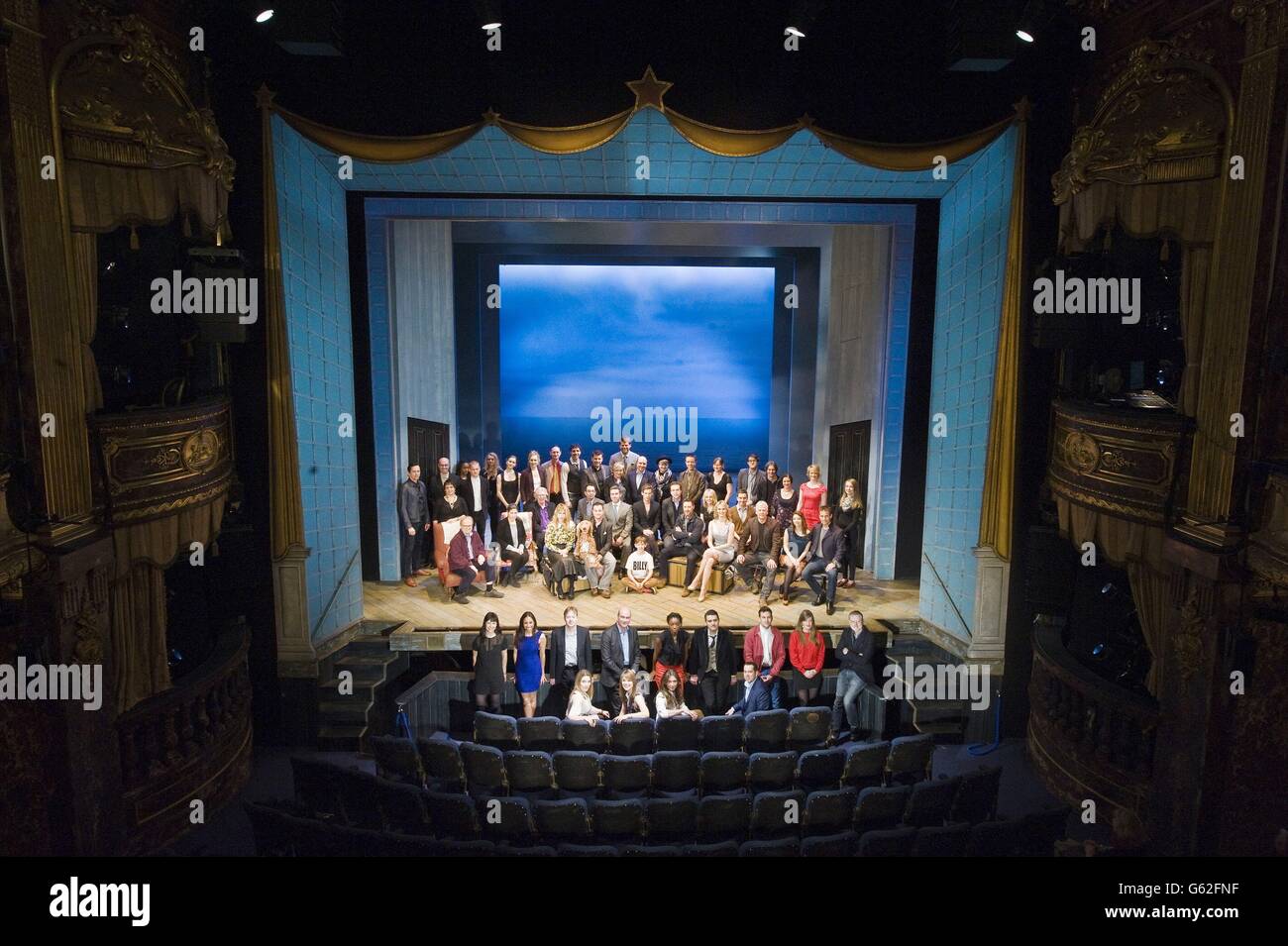 La photo de groupe des nominés pour les Olivier Awards 2013 avec MasterCard se réunit sur scène aujourd'hui au Théâtre Royal de Haymarket. Scène du deuxième rang debout de L à R - Jon Morrell, Lee Curran, Nica Burns, Dawn Reid, Kyle Soller, Emma Turner, Marianela Nunez, Hattie Morahan, Stephen Boswell, Alex Gaumond, Bill Deamer, Hildegard Bechtler, Gareth Owen, Paul Chahidi, Jenny Tiramani, Adrian Sutton, Miriam, Miriam Jacobs, Mihlin, Payette Mitchell, Nick Buaughlin, Payette, Alexandra Isaacs. Première rangée assise de gauche à droite - David Wood, Kim Poster, John Miller, Billie Piper, Elliot Davis, David Garrud, Banque D'Images