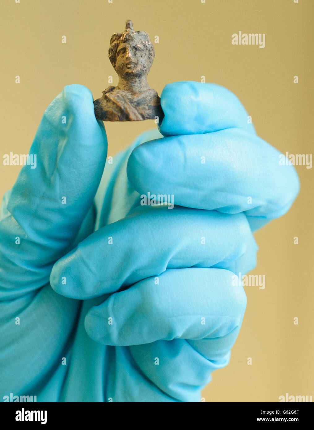 Un fragment d'un bécher en céramique, datant de l'après-J du 1er siècle, parmi des milliers d'objets romains découverts d'un chantier de construction à Bloomberg place, dans le quartier financier de la ville de Londres. Banque D'Images