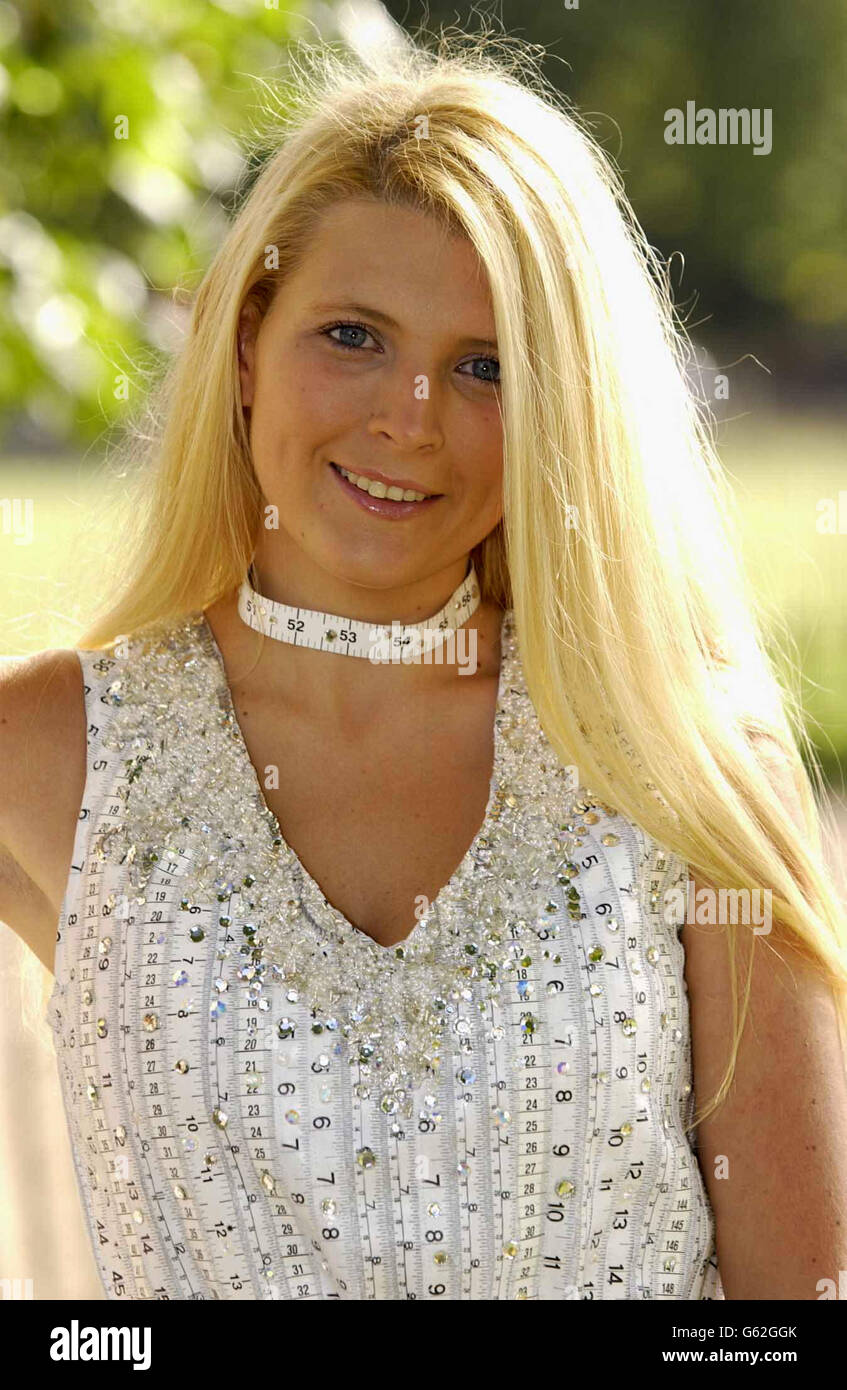 Rachel Jones - modèle qui a diminué de moitié sa taille - porte la première robe rétrécie au monde devant le siège du Duc de York à Londres pendant la London Fashion week. *....conçu par Andrea Turner, la robe qui rétrécit quand vous perdez du poids est la deuxième dans sa collection mangez-moi, buvez-moi - la première a été la première robe comestible du monde. Banque D'Images