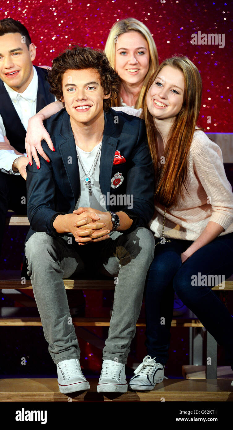 Jodie Wells et Ruby Yeomans (à droite) les deux 16 et d'Essex rencontrent leurs idoles du groupe une direction de près, comme le groupe sont présentés au monde, mais seulement sous forme de cire à Madame Tussauds dans le centre de Londres. Banque D'Images