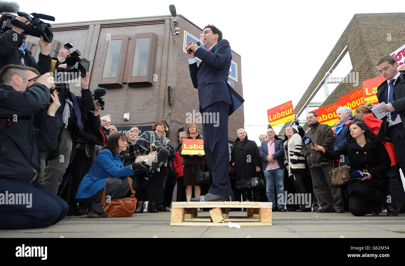 Le chef du travail Ed Miliband prend une palette pour parler aujourd'hui aux résisteurs de South Shields pour faire campagne à l'élection partielle déclenchée par la décision de son frère David de quitter la politique britannique. Banque D'Images