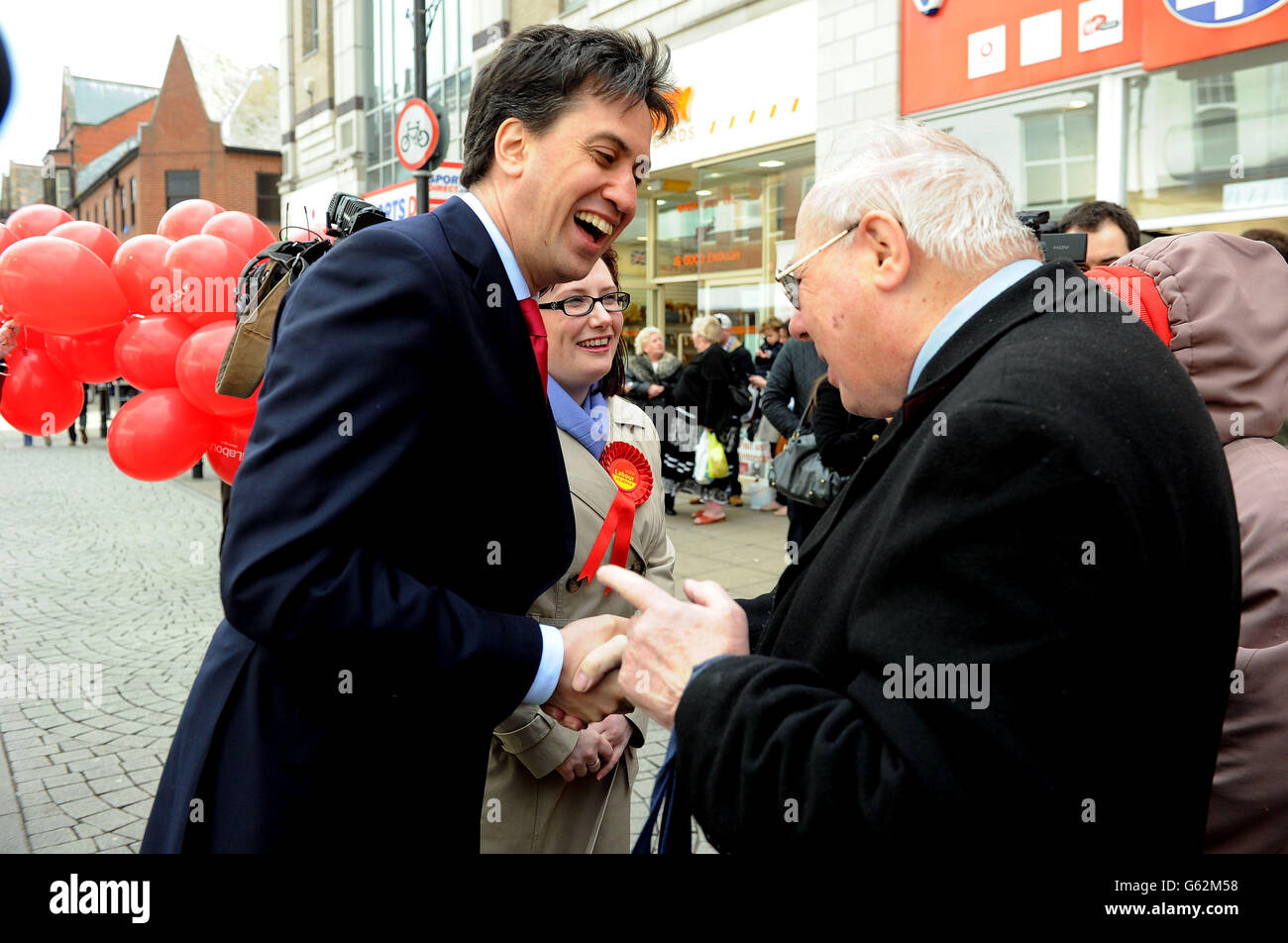 Le chef du travail Ed Miliband rit après qu'Alan Beatie l'ait appelé David par erreur alors qu'il rencontre aujourd'hui les habitants de South Shields pour faire campagne à l'issue de l'élection partielle déclenchée par la décision de son frère David de quitter la politique britannique. Banque D'Images