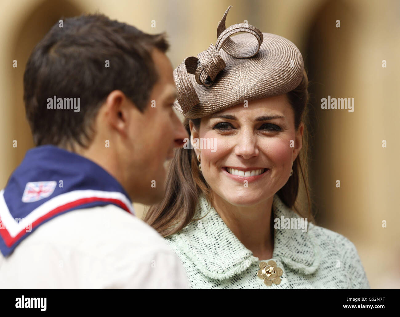 La duchesse de Cambridge avec le chef scout Bear Grylls (à gauche) alors qu'elle participe à la Revue nationale des Scouts de la Reine au château de Windsor, dans le Berkshire. Banque D'Images