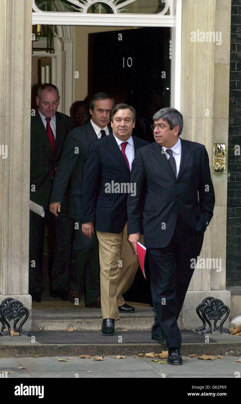Antonio Guterres, ancien Premier ministre portugais et actuel président de l'internationale socialiste, et chef du Parti socialiste portugais Eduardo Ferro Rodrigues (à droite), quittent le 10 Downing Street dans le centre de Londres.* les dirigeants de gauche de l'Europe étaient au 10 Downing Street aujourd'hui pour une réunion organisée par Tony Blair sur l'avenir de l'Europe.Les délégués devaient discuter de la démocratie sociale et de la manière de s'attaquer aux partis et aux droits eurosceptiques. Banque D'Images