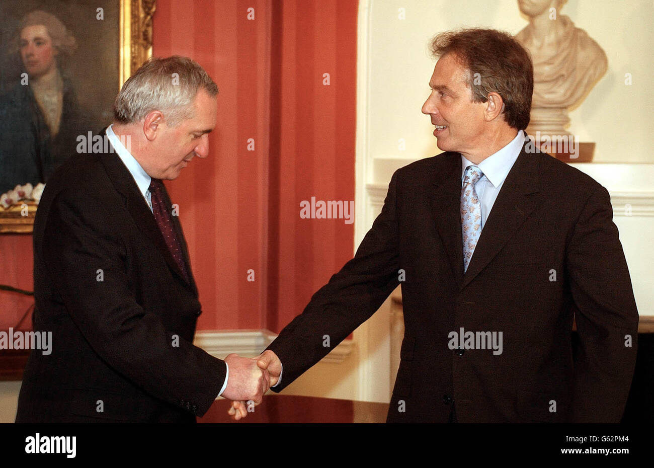 Le Premier ministre britannique Tony Blair salue son homologue irlandais Bertie Ahern lors de son arrivée au 10 Downing Street. Banque D'Images