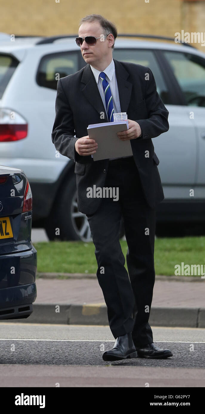 Le PC Maurice Leigh arrive au tribunal de la Couronne Maidstone à Kent, un des deux officiers devant être jugé après avoir été inculpé de négligence délibérée dans l'exercice de leurs fonctions tout en occupant des fonctions publiques à la suite du décès du schizophrène paranoïaque Colin Holt. Banque D'Images