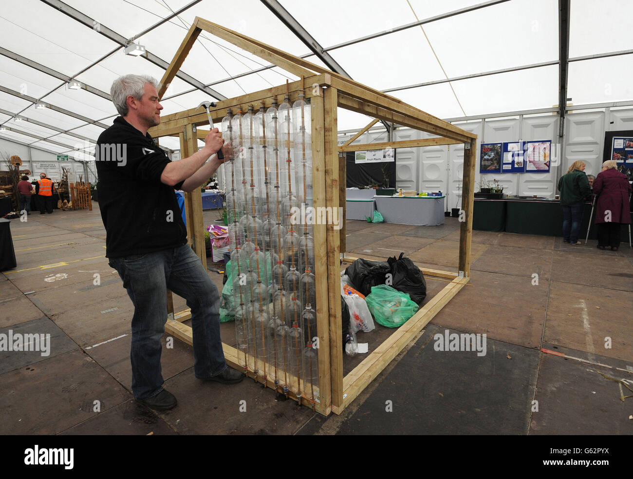 Will Gore, de l'organisme caritatif communautaire Groundwork, commence à construire une serre faite de bouteilles en plastique qu'il espère être terminée au cours de la fin de semaine par les membres du public pendant la journée de prévisualisation avant le salon des fleurs du printemps de Harrogate qui commence demain et se déroule jusqu'à dimanche. Banque D'Images