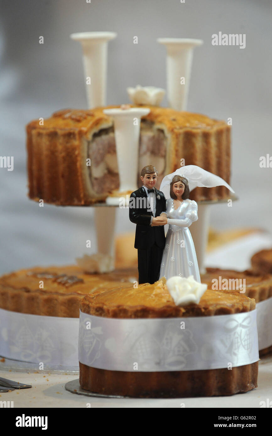 Une tarte de mariage au porc et au poulet exposée aux British Pie Awards, à l'église St Marys, à Melton Mowbray. Banque D'Images