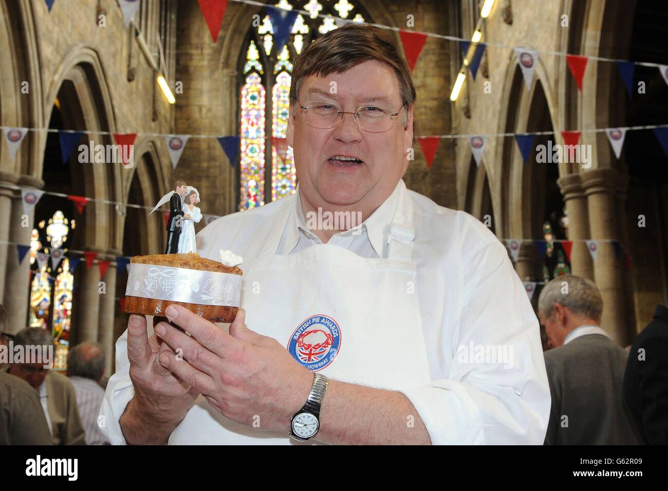 Critique de la gastronomie Charles Campion avec un gâteau de mariage de porc et de poulet à la tarte au British Pie Awards, St Marys Church, Melton Mowbray. Banque D'Images