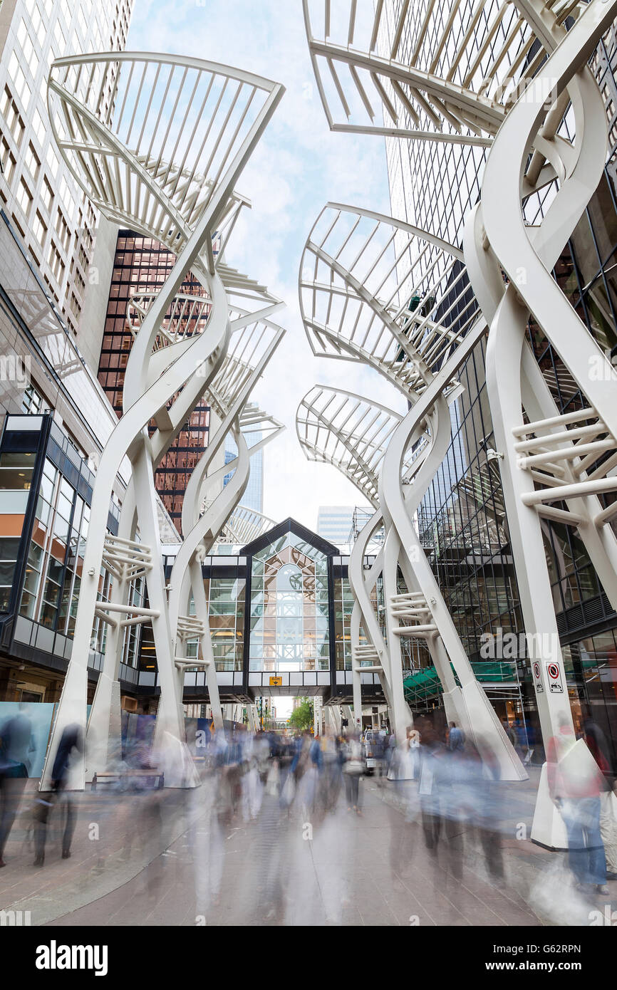 Les touristes et habitants de la ville, promenade le long de l'avenue Stephen, un populaire centre commercial piétonnier et animé. Stephen Avenue Walk au centre-ville de C Banque D'Images