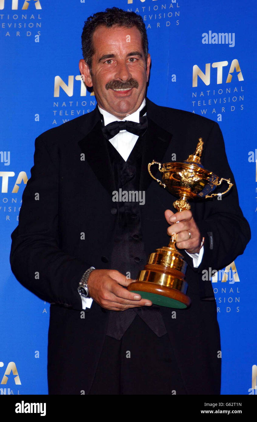 Sam Torrance, capitaine de la coupe Ryder européenne victorieux, a remis le prix Drama le plus populaire à Auf Wiedersehen, PET aux National Television Awards au Royal Albert Hall de Londres. Banque D'Images