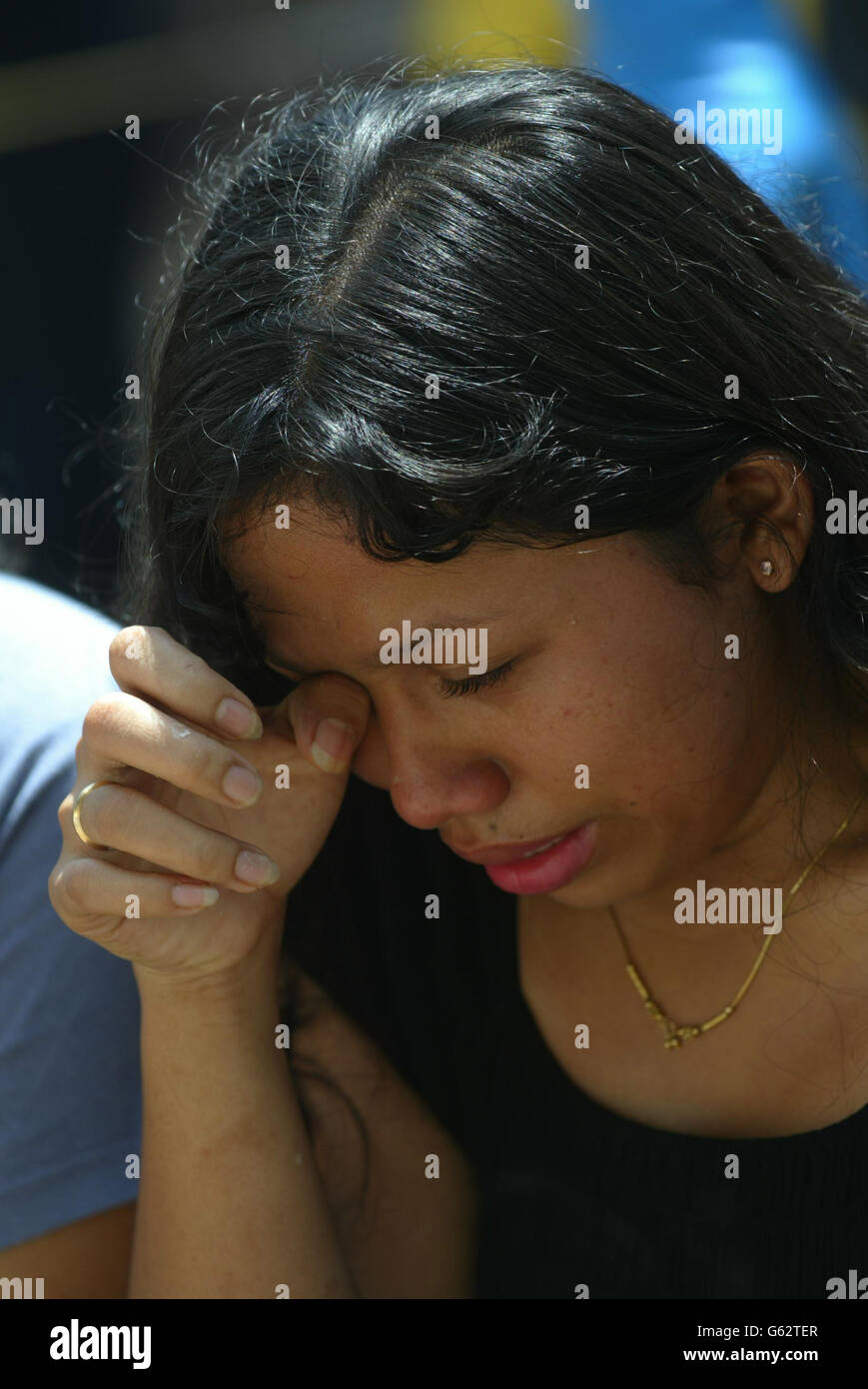 Une femme locale pleure après avoir placé des fleurs à l'extérieur du club Sari de Kuta, Bali, alors que les efforts continuaient d'identifier les victimes de l'attentat à la voiture piégée dans le club de la ville au cours du week-end au cours duquel jusqu'à 33 Britanniques auraient été tués. * le porte-parole de la police, le général Saleh Saaf, a déclaré que la police avait interrogé au moins 47 personnes au sujet de l'explosion, et qu'un garde de sécurité et un autre homme avaient été 'interrogés intensivement' mais qu'ils ont nié que les deux aient été arrêtés. Banque D'Images