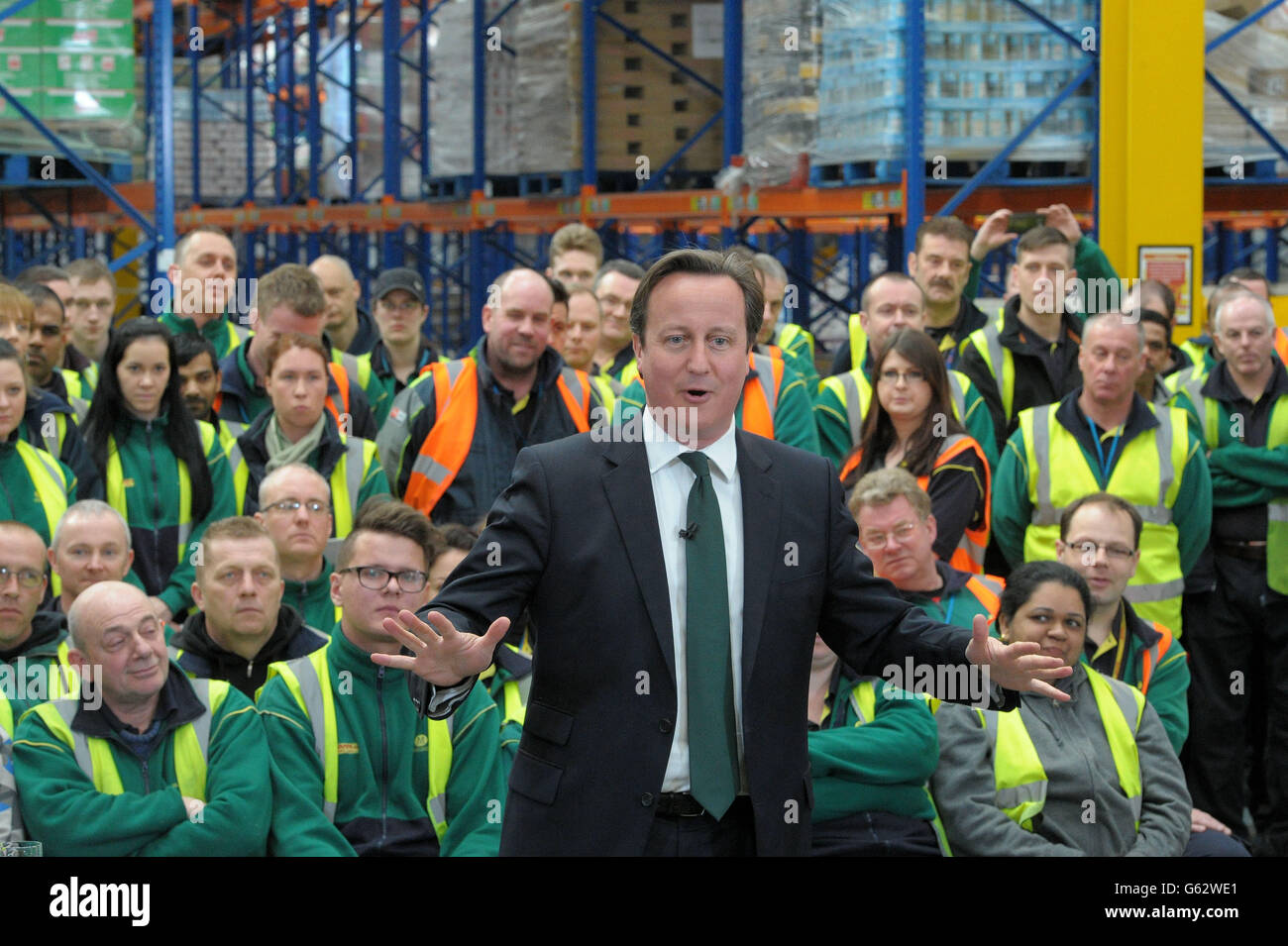 Le Premier ministre David Cameron s'adresse aux travailleurs du centre de distribution de Morrisons à Bridgewater, dans le Somerset, alors qu'il suit la campagne électorale locale. Banque D'Images