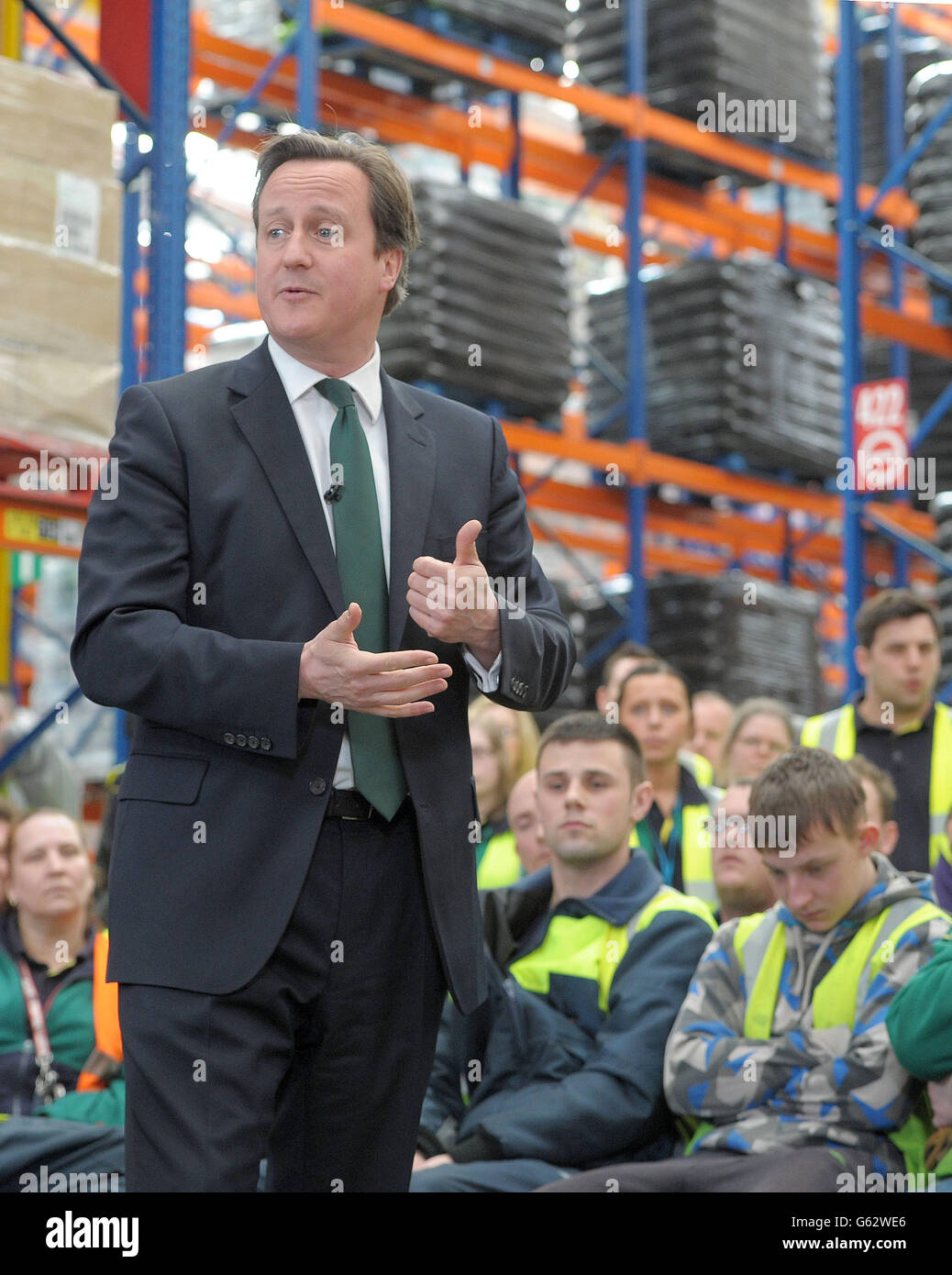 Le Premier ministre David Cameron s'adresse aux travailleurs du centre de distribution de Morrisons à Bridgewater, dans le Somerset, alors qu'il suit la campagne électorale locale. Banque D'Images