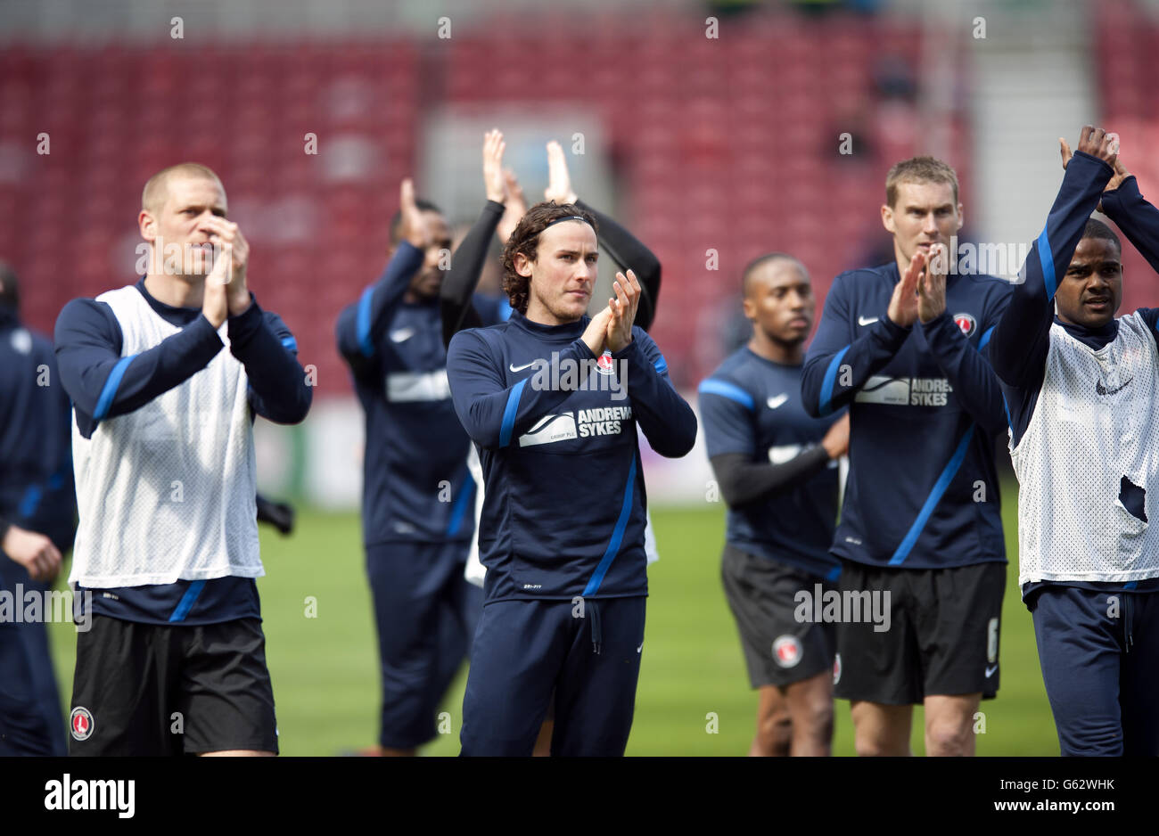 Charlton Athletic's Lawrie Wilson (centre) et ses coéquipiers applaudissent les fans de voyage après leur échauffement Banque D'Images