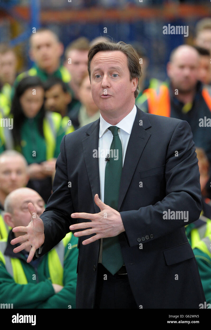 Le Premier ministre David Cameron s'adresse aux travailleurs du centre de distribution de Morrisons à Bridgewater, dans le Somerset. Banque D'Images