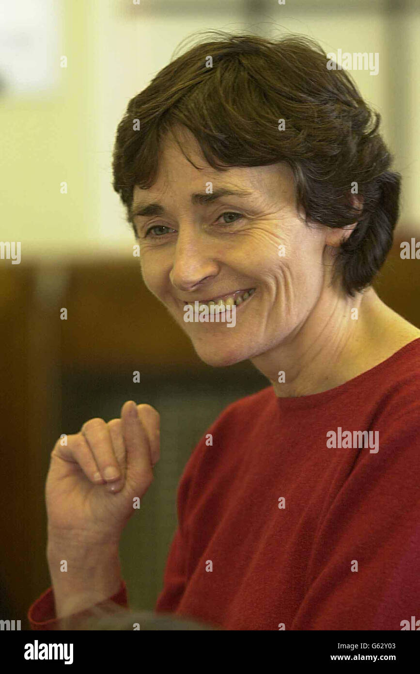 L'ancienne secrétaire d'État à l'éducation, Estelle Morris, visite le Centre d'apprentissage de la bibliothèque Yardley à Birmingham, le lendemain de sa démission. 04/07/03 : Morris, qui a démissionné de son poste de secrétaire à l'éducation parce qu'elle estimait qu'elle n'était pas à la hauteur de son poste et qu'elle a été nommée ministre des Arts le mois dernier, a été nommée par les députés et les pairs, comme la meilleure ministre de l'année. Le prix a été annoncé lors de la cérémonie des House Magazine/BBC Parliamentary Awards, 2003, à l'ancien National Liberal Club, dans le centre de Londres. Banque D'Images