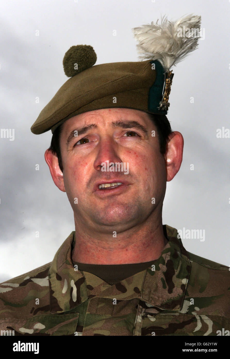 Le major Tim Petransky, porte-parole des Royal Highland Fusiliers, 2e Bataillon du Royal Regiment of Scotland (2 Ecossais), parle à la presse à la caserne de Glencorse où se trouve les Royal Highland Fusiliers, Près d'Édimbourg, après que trois soldats britanniques aient été tués et six autres blessés après que leur véhicule lourdement blindé ait été frappé par une grosse bombe routière alors qu'ils étaient en patrouille dans le district de Nahr-e-Saj dans la province d'Helmand. Banque D'Images