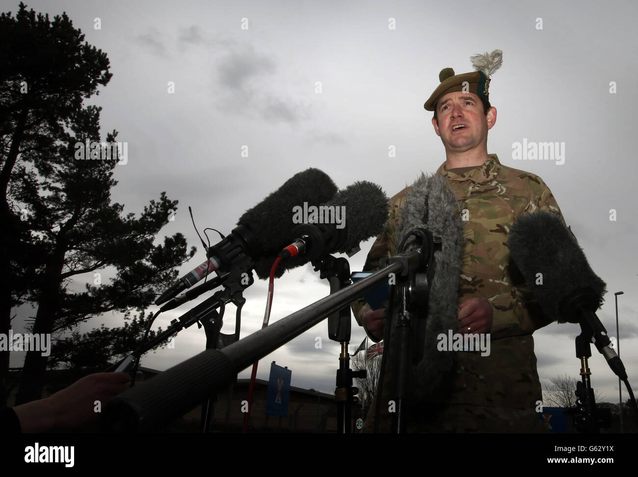 Le major Tim Petransky, porte-parole des Royal Highland Fusiliers, 2e Bataillon du Royal Regiment of Scotland (2 Ecossais), parle à la presse à la caserne de Glencorse où se trouve les Royal Highland Fusiliers, Près d'Édimbourg, après que trois soldats britanniques aient été tués et six autres blessés après que leur véhicule lourdement blindé ait été frappé par une grosse bombe routière alors qu'ils étaient en patrouille dans le district de Nahr-e-Saj dans la province d'Helmand. Banque D'Images