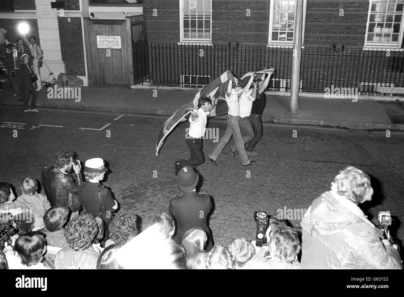 Des foules jubilantes devant l'hôpital St Mary's de Paddington, Londres, après l'annonce que la princesse de Galles avait donné naissance à leur premier enfant - un garçon. Le prince Charles était avec elle pour la naissance de leur premier bébé, qui est né juste après 21h et pesait 7lbs 1&#189; ozs et a des yeux bleus. Banque D'Images