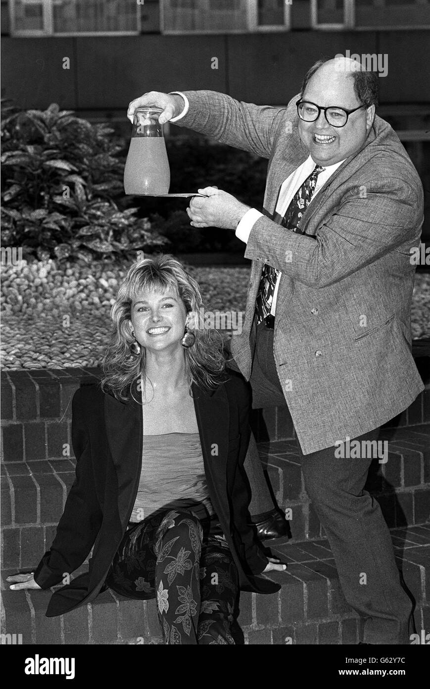 Anthea Turner fait confiance à Geoffrey Durham, une autre présentatrice, lors du lancement à Londres de la nouvelle série télévisée Thames « The Best of Magic ». * 24/10/02: Comédienne et actrice Victoria Wood s'est séparée de son mari Geoffrey Durham après plus de 20 ans de mariage, il a été annoncé aujourd'hui. La paire, qui s'est réunie en 1976, a dit qu'elle se déchagait « avec une grande tristesse ». Banque D'Images Anthea Turner fait confiance à Geoffrey Durham, une autre présentatrice, lors du lancement à Londres de la nouvelle série télévisée Thames « The Best of Magic ». * 24/10/02: Comédienne et actrice Victoria Wood s'est séparée de son mari Geoffrey Durham après plus de 20 ans de mariage, il a été annoncé aujourd'hui. La paire, qui s'est réunie en 1976, a dit qu'elle se déchagait « avec une grande tristesse ». Banque D'Images