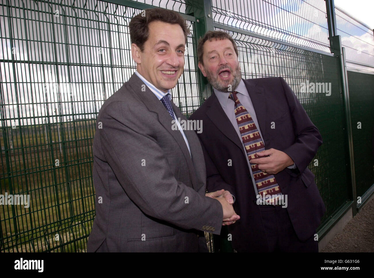 Le ministre de l'intérieur David Blunkett (à droite) rencontre le ministre français de l'intérieur Nicolas Sarkozy près du terminal de fret de Frethun à Calais, où ils ont inspecté une nouvelle clôture de plusieurs millions de livres destinée à dissuader les demandeurs d'asile d'embarquer dans des trains pour la Grande-Bretagne. * le Secrétaire de l'intérieur a examiné la clôture de 9ft et a déclaré qu'elle avait été instrumentale dans la réduction du nombre d'immigrants illégaux à bord de trains de marchandises à destination de Folkestone de 70 par jour à juste un par jour. Banque D'Images