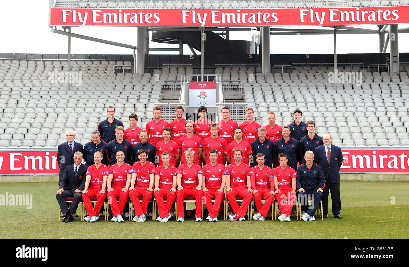 Back Row (de gauche à droite) Phil Scott (entraîneur de conditionnement physique), Alex Davies, Arron Lilley, Jordan Clark, Andrea Agathangelou, Gavin Griffiths, Luis Reece, Luke Procter, Chris Benbow (analyste de performance et entraîneur de soutien) Middle Row (de gauche à droite) Alan West (marqueur du 1er XI), Lee Richardson (consultant en psychologie sportive), Simon Morris (docteur du club), John Stanworth (directeur de l'académie), Stephen Parry, Oliver Newby, Wayne White, Kabir Ali, Gary Yates (entraîneur adjoint), Dave Roberts (physiothérapeute en chef), Sam Byrne (physiothérapeute de l'équipe), Darrin White (2e marqueur XI) Front Row (de gauche à droite) Banque D'Images